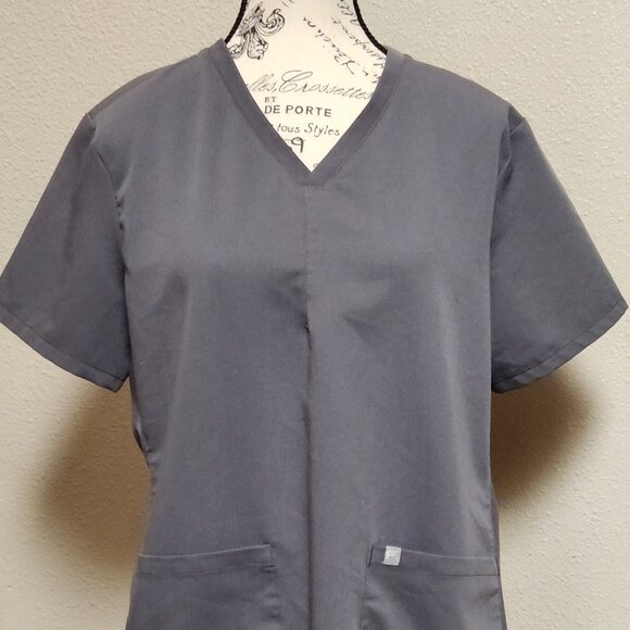 FABLETICS Method 2-Pocket Scrub Top - Large - Picture 2 of 6
